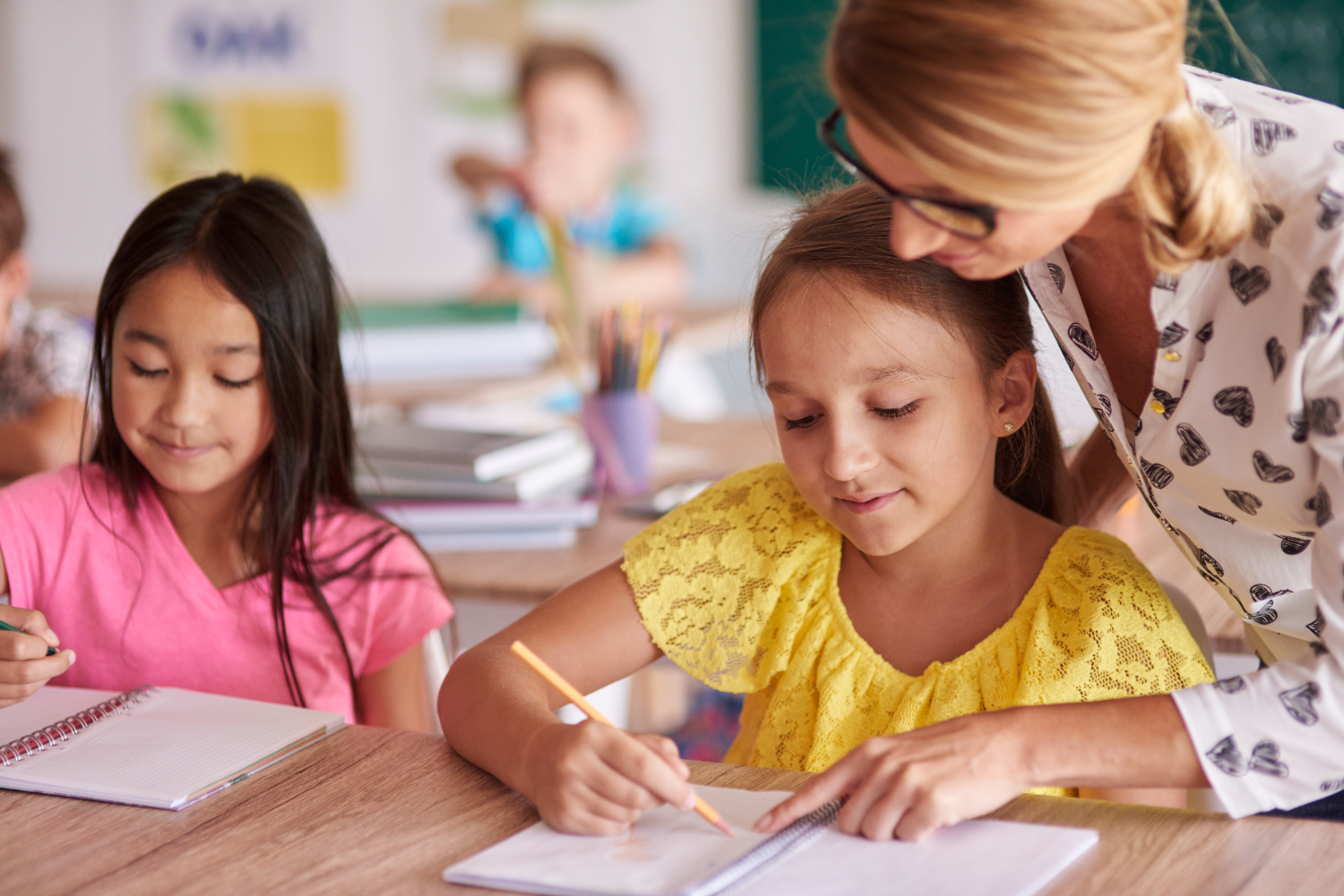 teacher-helping-students-in-classroom-hf